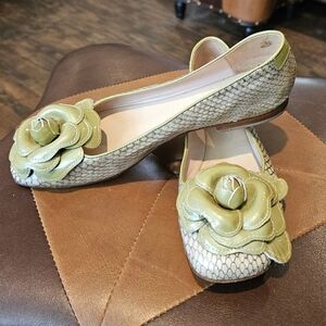 Vintage Taryn Rose Green Floral Snakeskin Women’s Flats